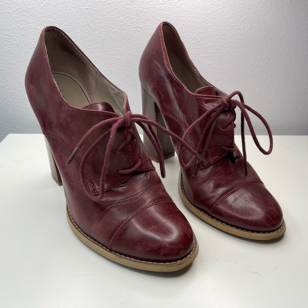 maroon lace up oxford heels, size 10